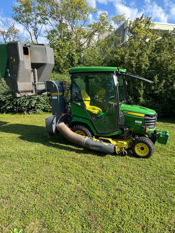 Maschinelle Rasenpflege mit Gerät